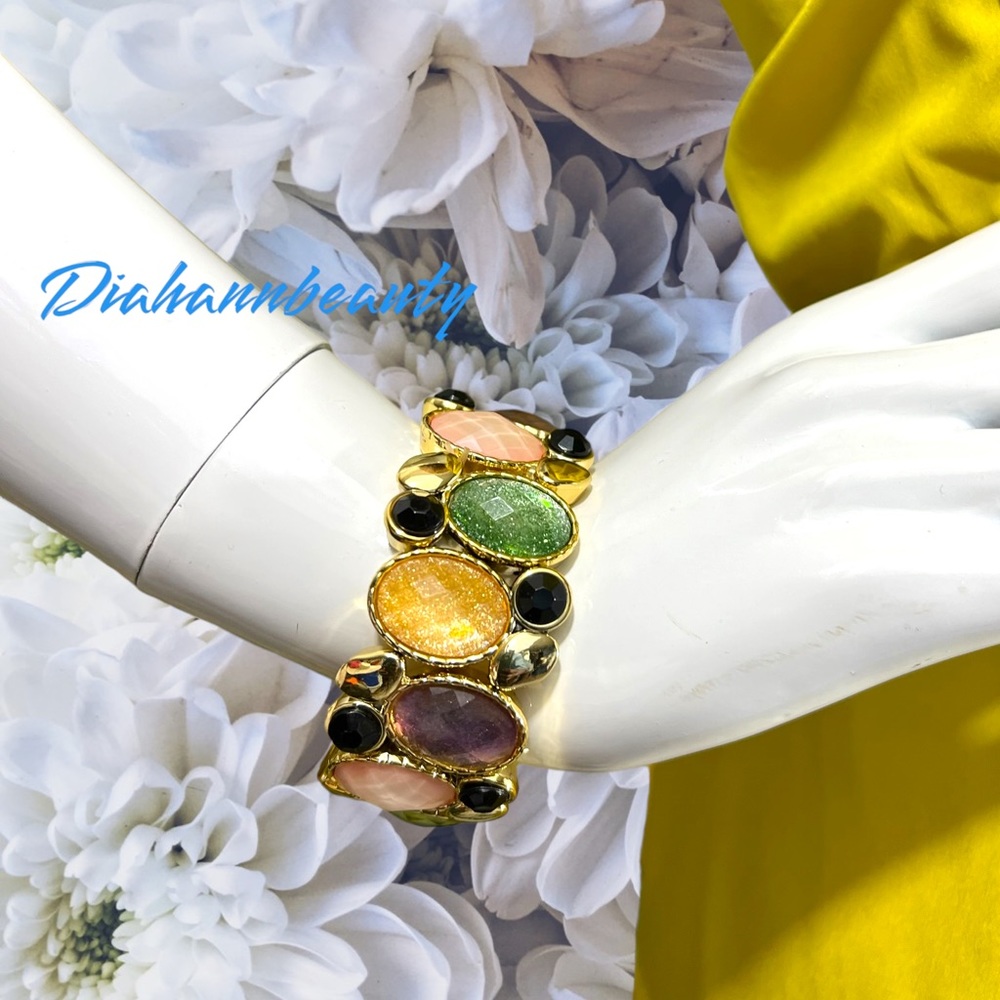 Beautiful elastic strand statement bracelet